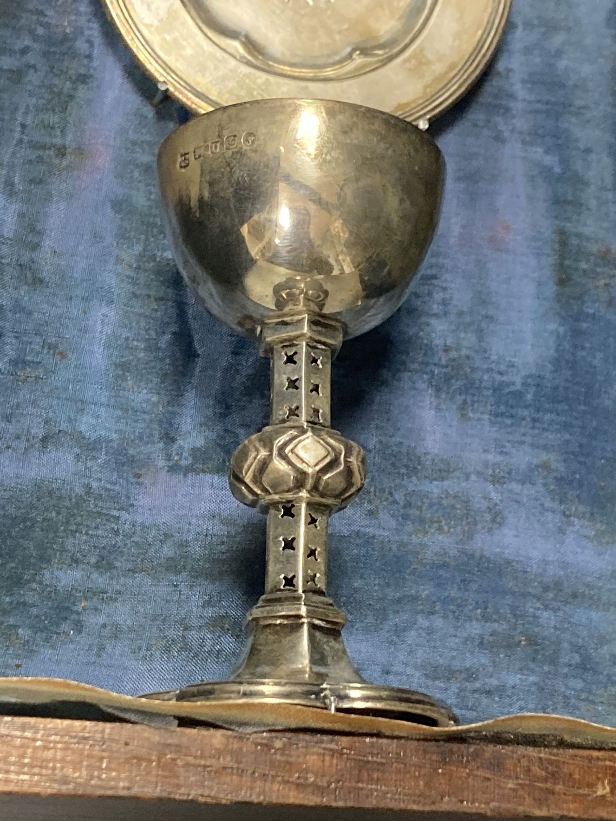 A Victorian silver communion chalice and paten, Henry Wilkinson & Co, Sheffield, 1862, chalice 93mm, in display case.